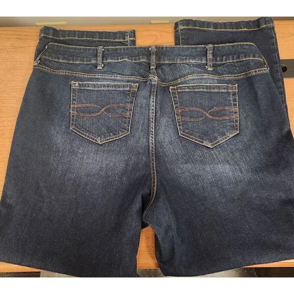 Torrid 24 slimming boot blue denim jeans. Measures approx 46 waist x 31 inseam x